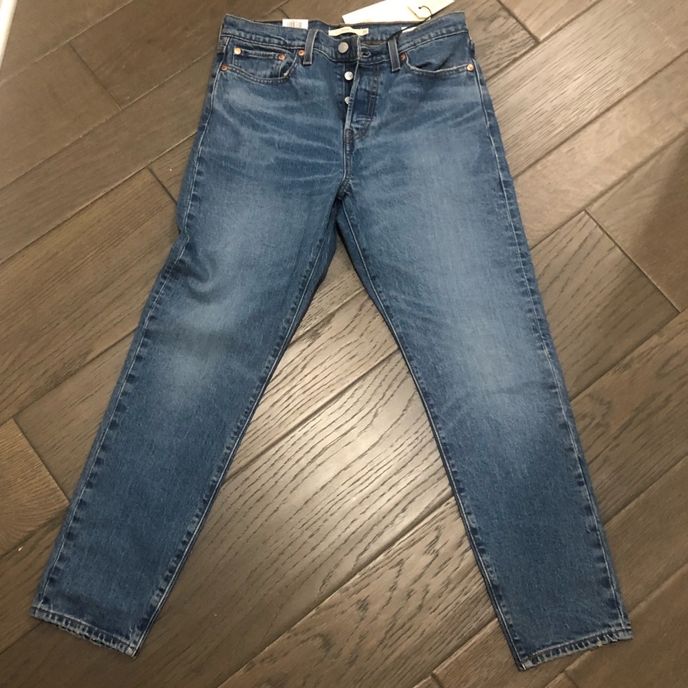 Levi Strauss & Co high rise, snug through hip & thigh, tapered leg